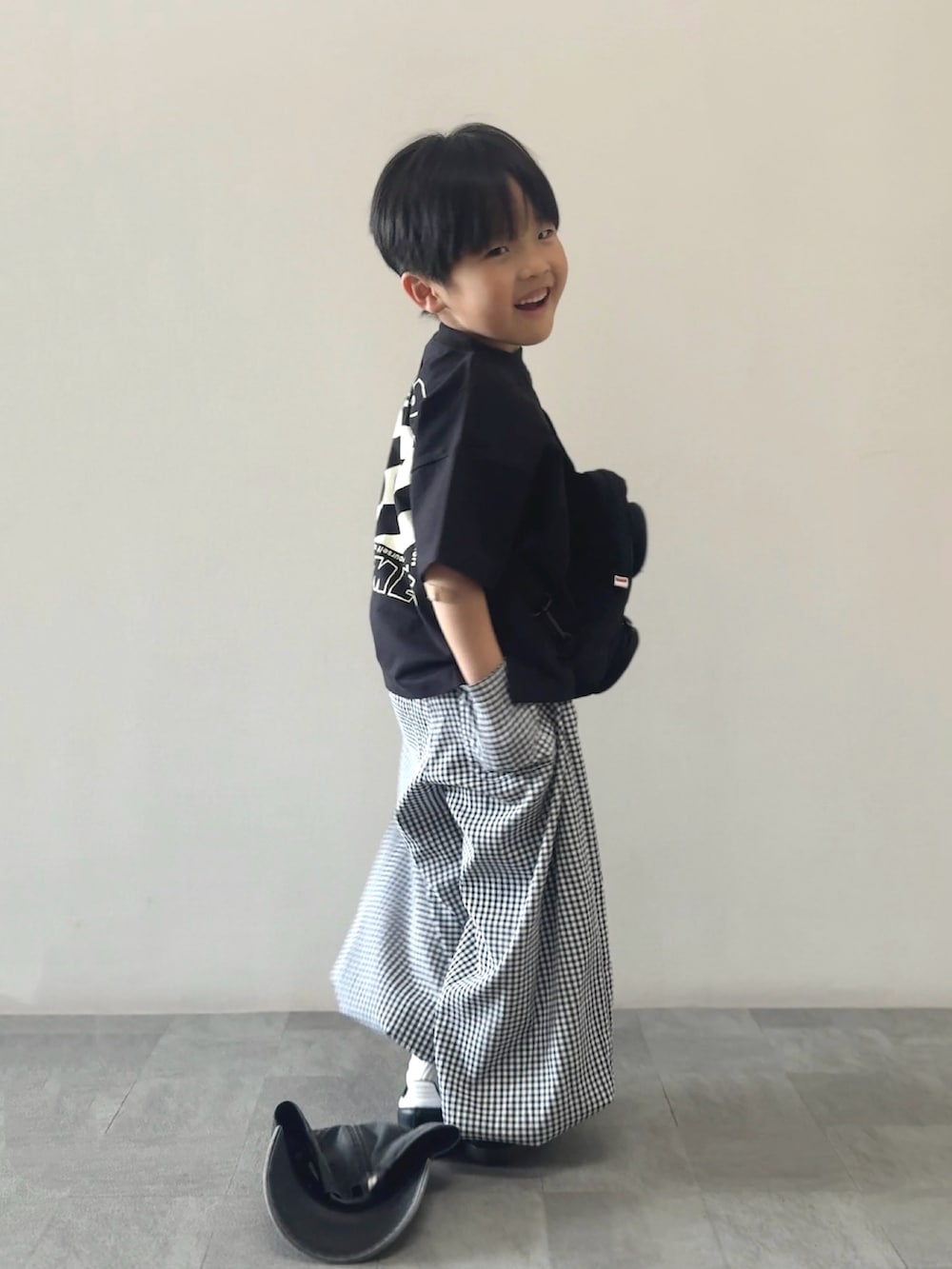 ブラック系のその他パンツ、ブラック系のスニーカー、ブラック系のTシャツ/カットソーを着用したキッズの春コーディネートの4枚目の写真