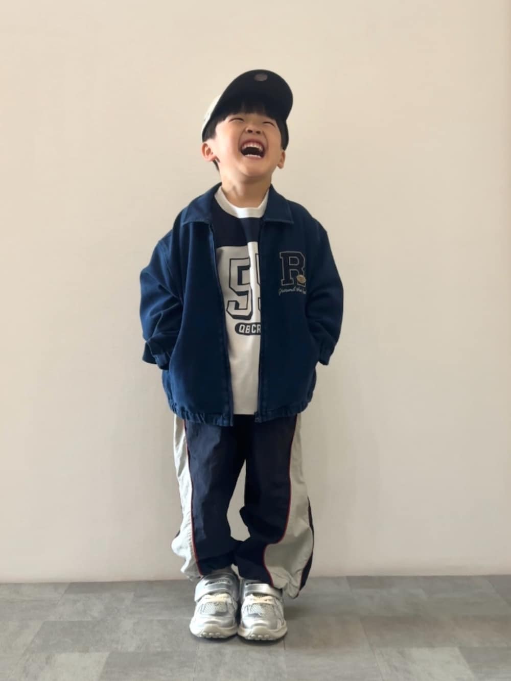 ブルー系のその他パンツ、シルバー系のスニーカー、ホワイト系のTシャツ/カットソーを着用したキッズの春コーディネートの3枚目の写真