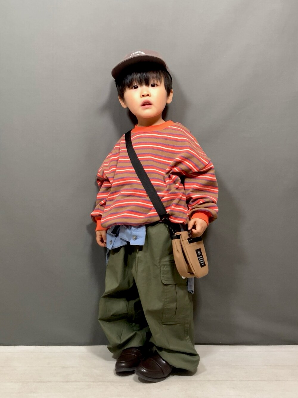 「ボーダー、カラーパンツ、デートコーデ、カーゴパンツ、スポーツミックス、ショルダーバッグ、春コーデ、キャップ、ローファー、カジュアルコーデ、春服みてみて、お出かけコーデ、休日スタイル、プチプラ、春色」｜「BIG FIELDのボーダースウェット（80～150cm）（スウェット、レッド系）」を使った、YU⭐︎さん（キッズ・90cm）の春コーディネートの2枚目の写真