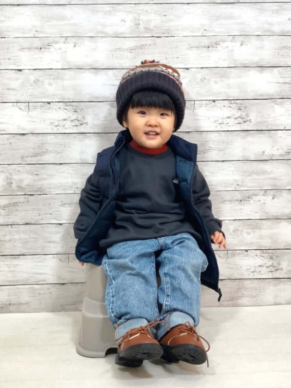 「私の推しブランド、ダウンベスト、ベスト、スウェット、デニム、タートルネック、ニット帽、UNIQLO、レイヤードスタイル、カジュアルコーデ、シンプルコーデ」｜「UNIQLOのアイテム（ダウンベスト、ブルー系）」を使った、YU⭐︎さん（キッズ・80cm）の冬コーディネートの2枚目の写真