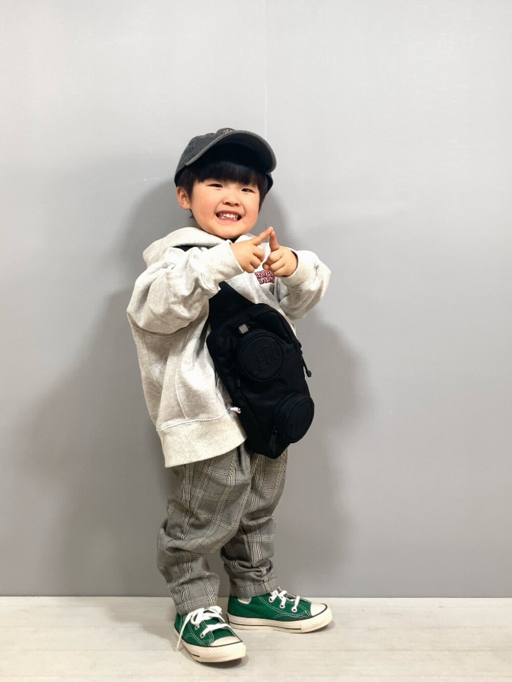 「ストリート、キャップ、スウェット、パーカー、チェック、UNIQLO、ショルダーバッグ、モノトーン、スニーカー、タートルネック、レイヤードスタイル、お出かけコーデ、休日スタイル、カジュアルコーデ、デートコーデ」｜「LOWRYS FARMのWB100　トムジェリフーディー　975188（スウェット、グレー系）」を使った、YU⭐︎さん（キッズ・90cm）の冬コーディネートの3枚目の写真