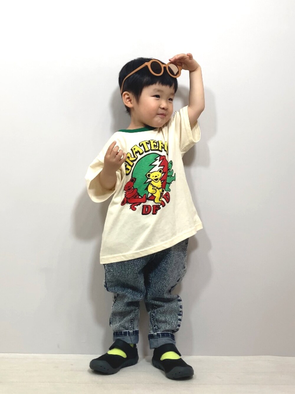 グリーン系のTシャツ/カットソー、その他のデニムパンツ、ブラック系のサンダルを着用したキッズの夏コーディネートの3枚目の写真