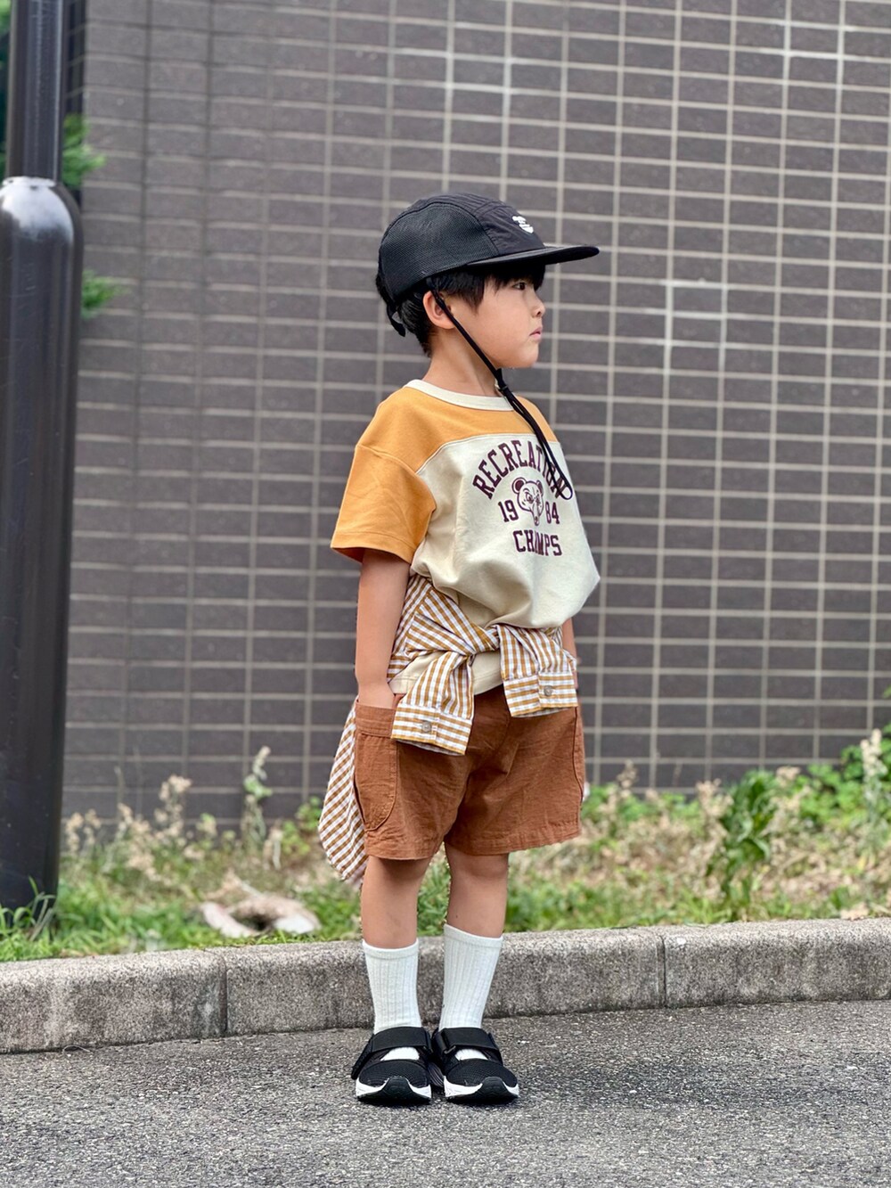 イエロー系のTシャツ/カットソー、ブラウン系のその他パンツ、イエロー系のシャツ/ブラウスを着用したキッズの夏コーディネートの2枚目の写真