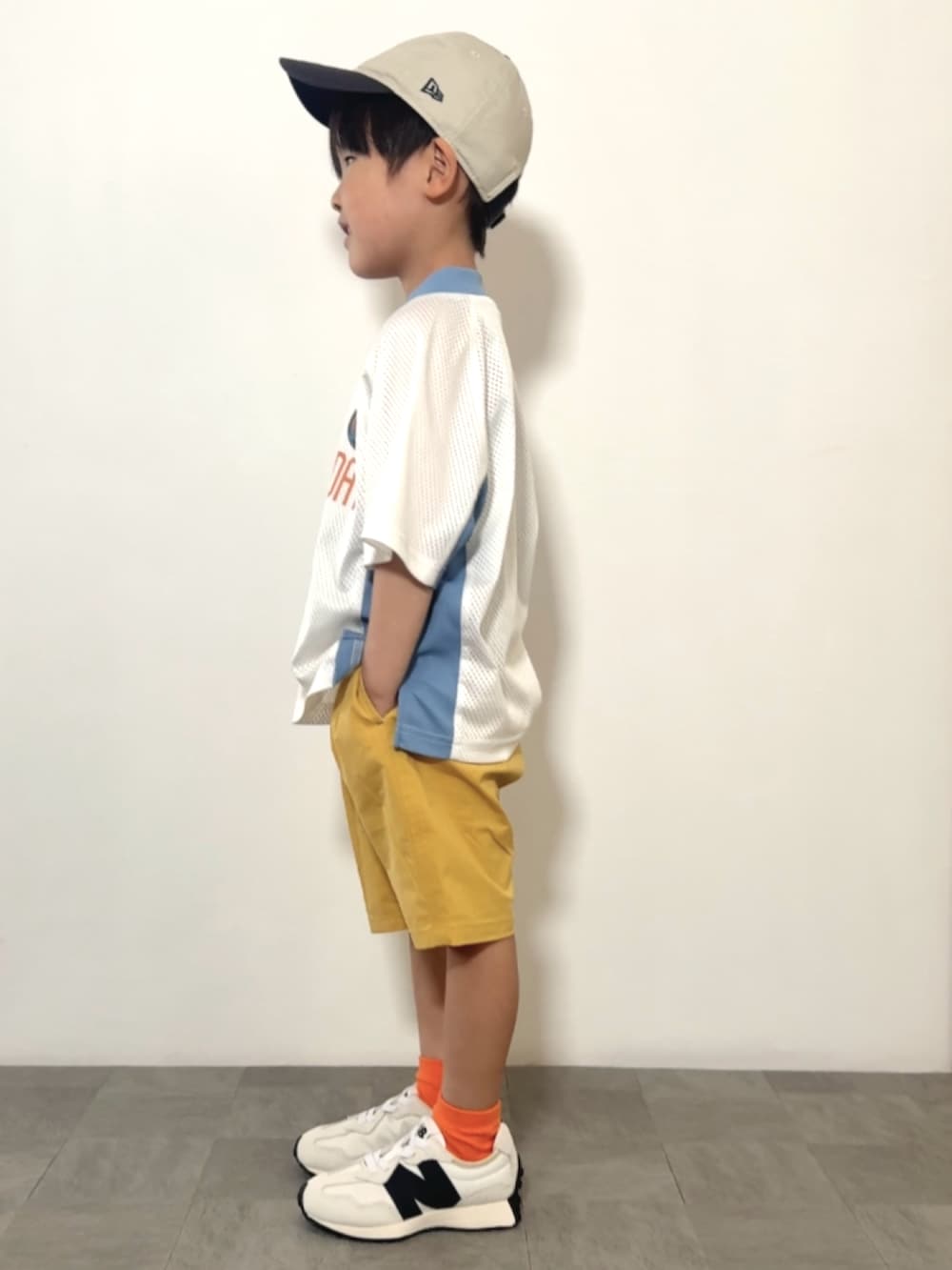 イエロー系のその他パンツ、ホワイト系のスニーカー、オレンジ系のソックス/靴下を着用したキッズの春コーディネートの3枚目の写真