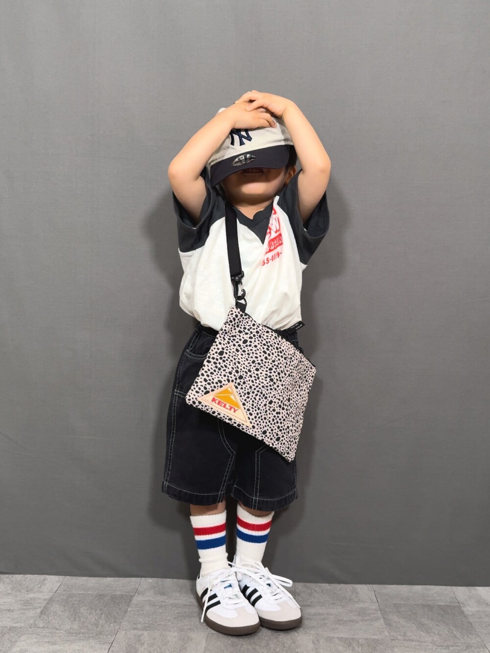 ブラック系のTシャツ/カットソー、ブラック系のその他パンツ、ベージュ系のショルダーバッグを着用したキッズの夏コーディネートの5枚目の写真