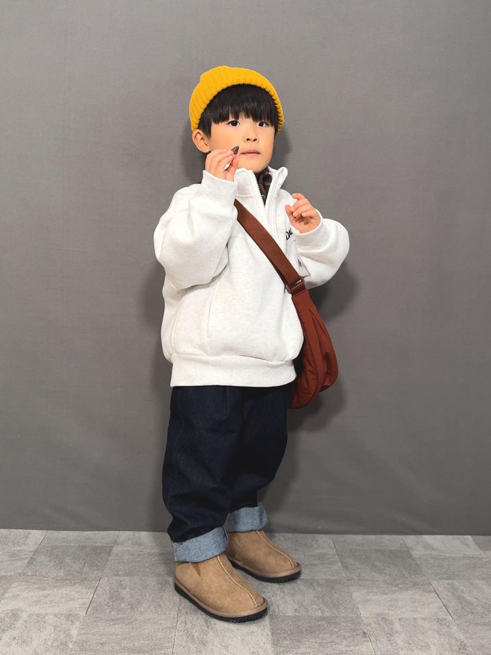 「休日スタイル、冬コーデ、ニット帽、ブーツ、デニム、ブラウン、チェック、シャツスタイル、レイヤードスタイル、ハーフジップ、スウェット、ショルダーバッグ、お出かけコーデ、きれいめカジュアル、ムートンブーツ」｜「GUのアイテム（スウェット、ホワイト系）」を使った、YU⭐︎さん（キッズ・90cm）の秋コーディネートの2枚目の写真