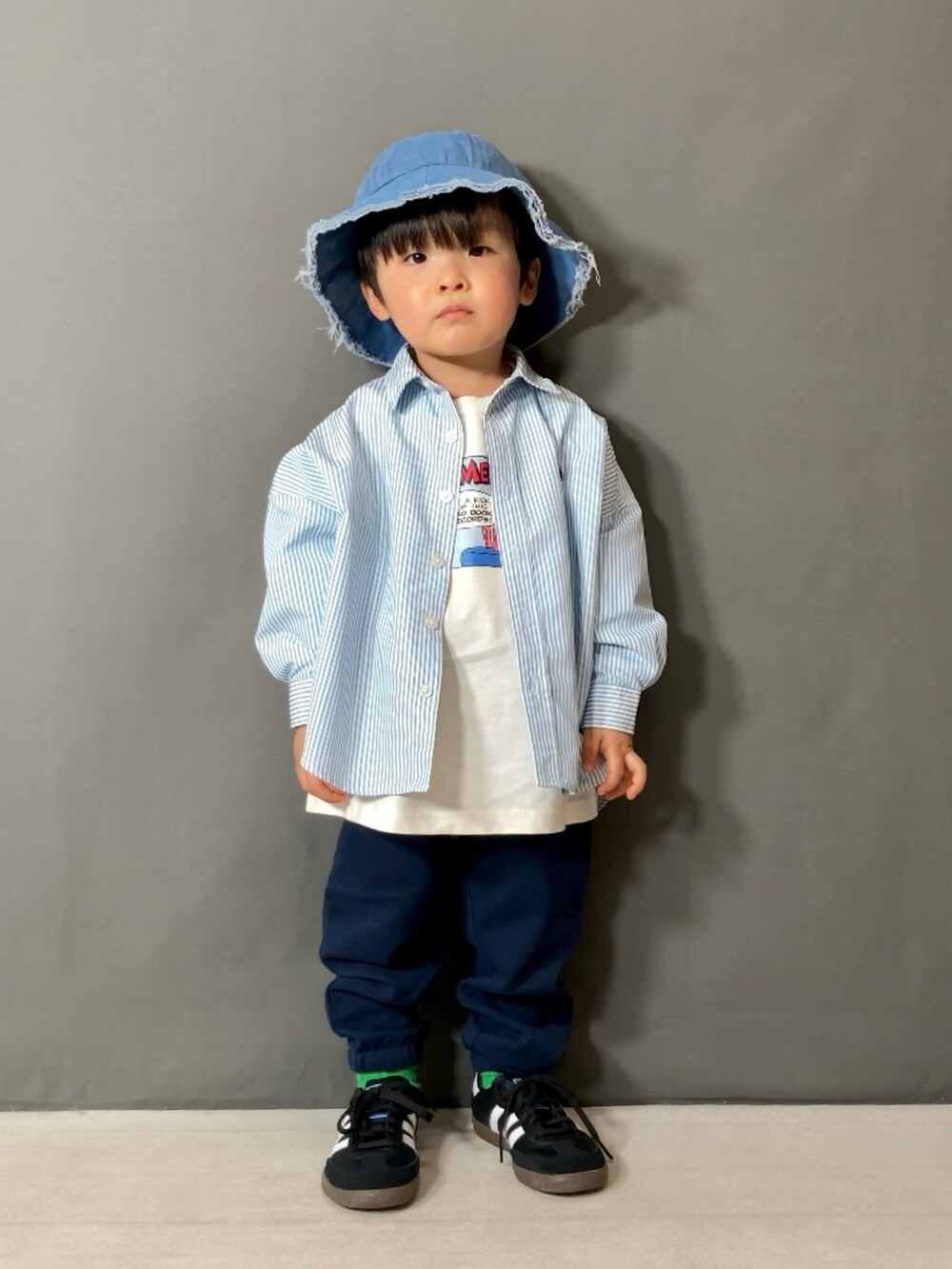 ブルー系のシャツ/ブラウス、ホワイト系のTシャツ/カットソー、ブルー系のその他パンツを着用したキッズの春コーディネートの4枚目の写真