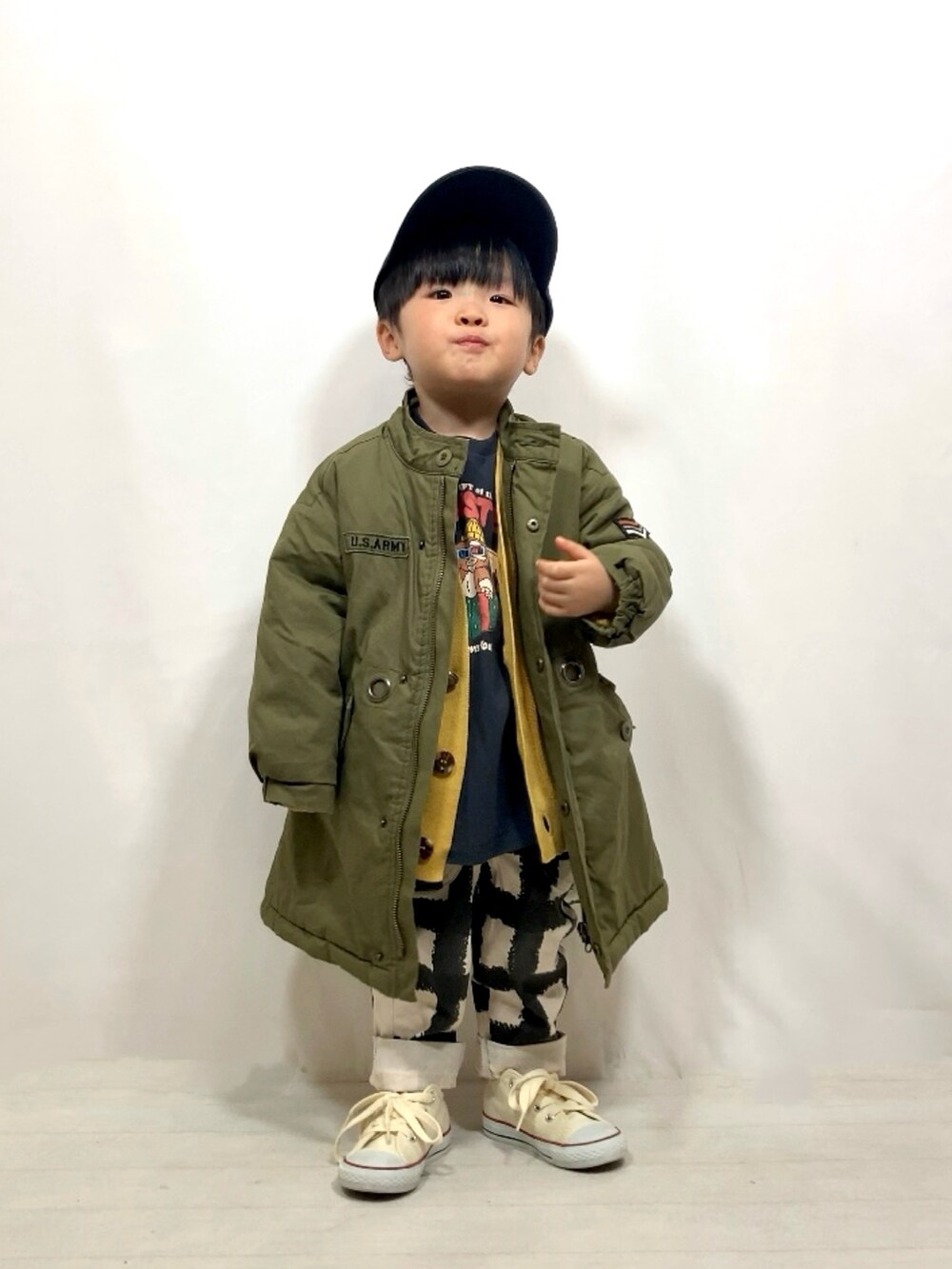 グリーン系のジャケット/アウター、イエロー系のカーディガン/ボレロ、グレー系のトップスを着用したキッズの冬コーディネートの5枚目の写真