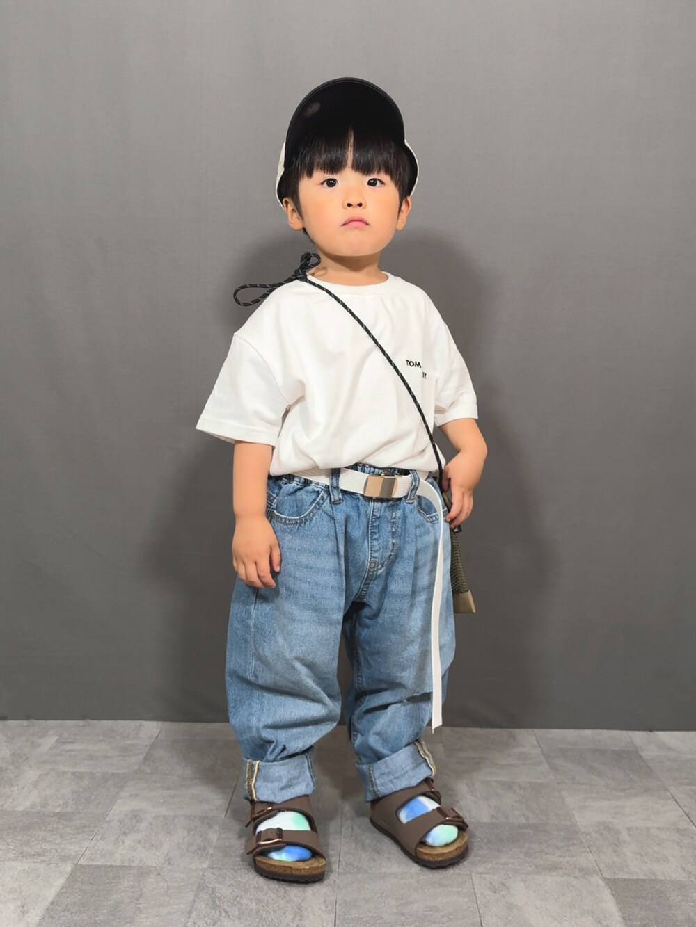 「夏コーデ、夏だ!Tシャツ着よう!、フェスコーデ、ショルダーバッグ、デニム、サンダル、キャップ、シンプルコーデ、淡色コーデ、カジュアルコーデ、お出かけコーデ、休日スタイル、ロゴT、さらっと晴れやかスナップ、白Tシャツ」|「LOWRYS FARMのTOM and JERRY Tシャツ 109578(Tシャツ/カットソー、ホワイト系)」を使った、YU⭐︎さん(キッズ・90cm)の夏コーディネートの3枚目の写真