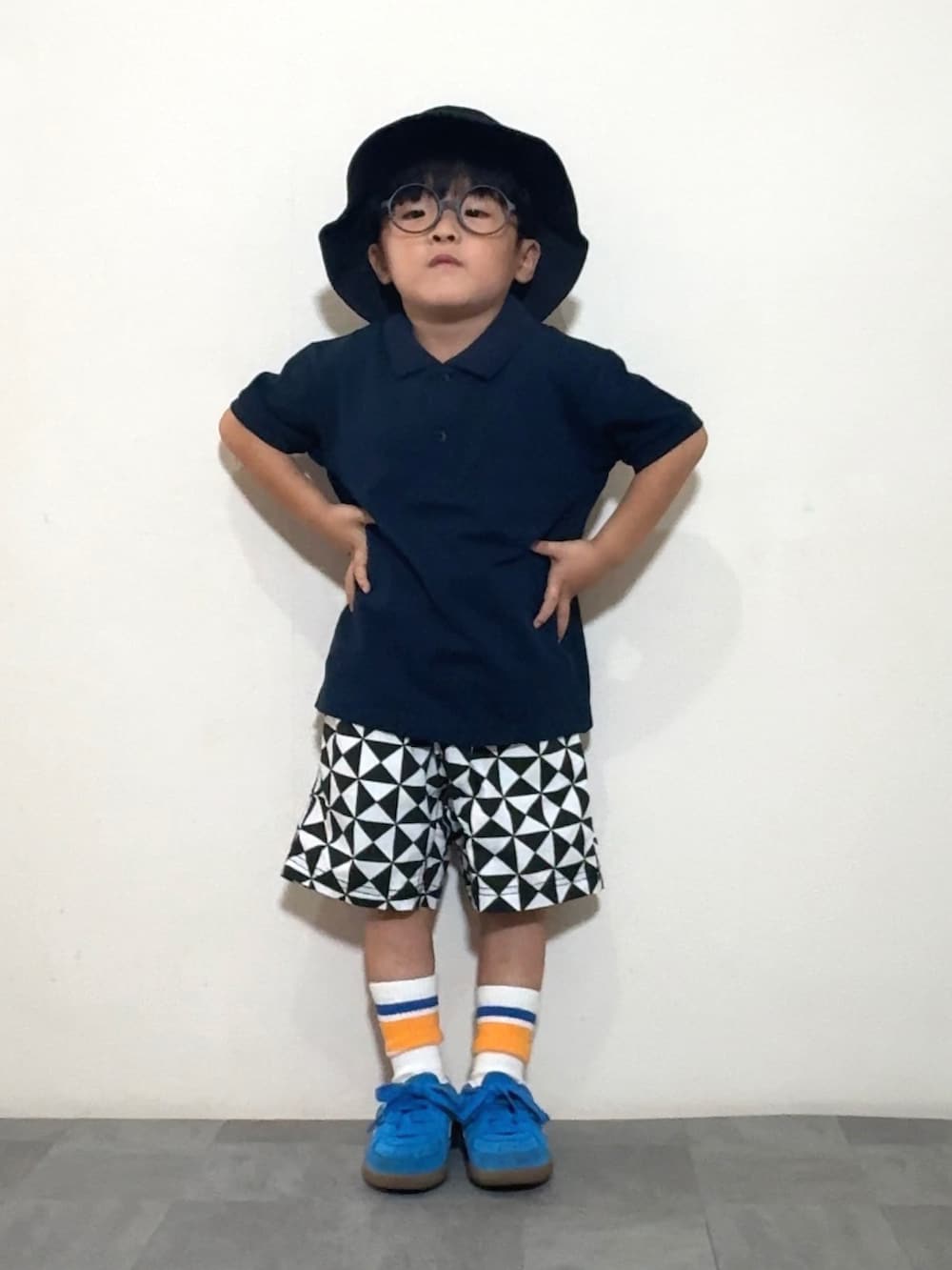 「ポロシャツ、プチプラ、ハーフパンツ、スニーカー、スポーツミックス、きれいめカジュアル、バケットハット、めがね、夏コーデ、お出かけコーデ、休日スタイル、シンプルコーデ」｜「Life Support Productsのリップストップ総柄クライミングショートパンツ（その他パンツ、ブラック系）」を使った、YU⭐︎さん（キッズ・100cm）の夏コーディネートの3枚目の写真