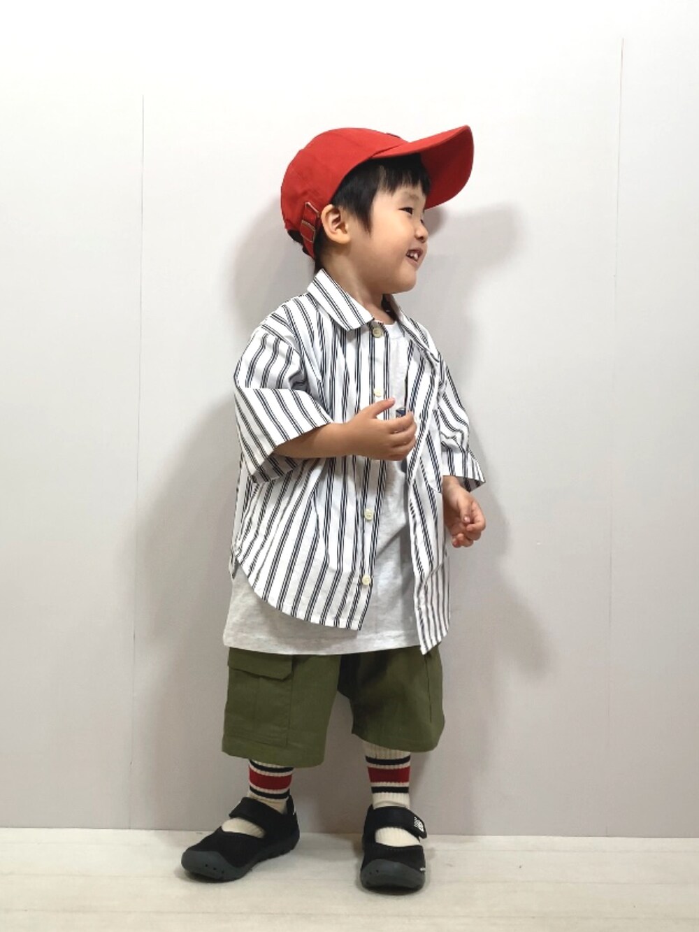 ホワイト系のシャツ/ブラウス、グレー系のTシャツ/カットソー、グリーン系のカーゴパンツを着用したキッズの夏コーディネートの4枚目の写真