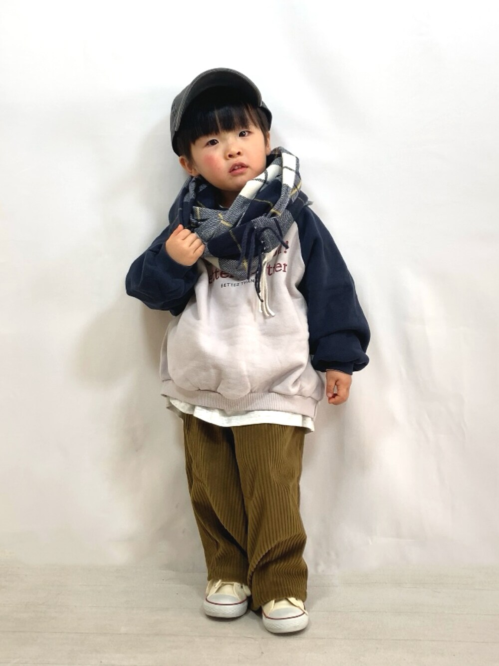 グレー系のスウェット、グレー系のTシャツ/カットソー、グリーン系のその他パンツを着用したキッズの冬コーディネートの3枚目の写真