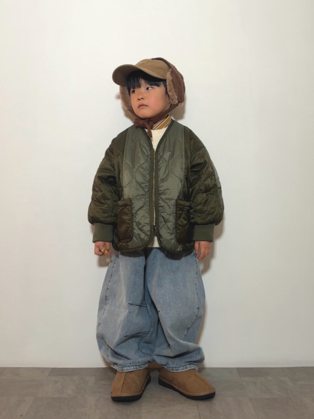 イエロー系のシャツ/ブラウス、イエロー系のブーツ、ブルー系のデニムパンツを着用したキッズの冬コーディネートの3枚目の写真