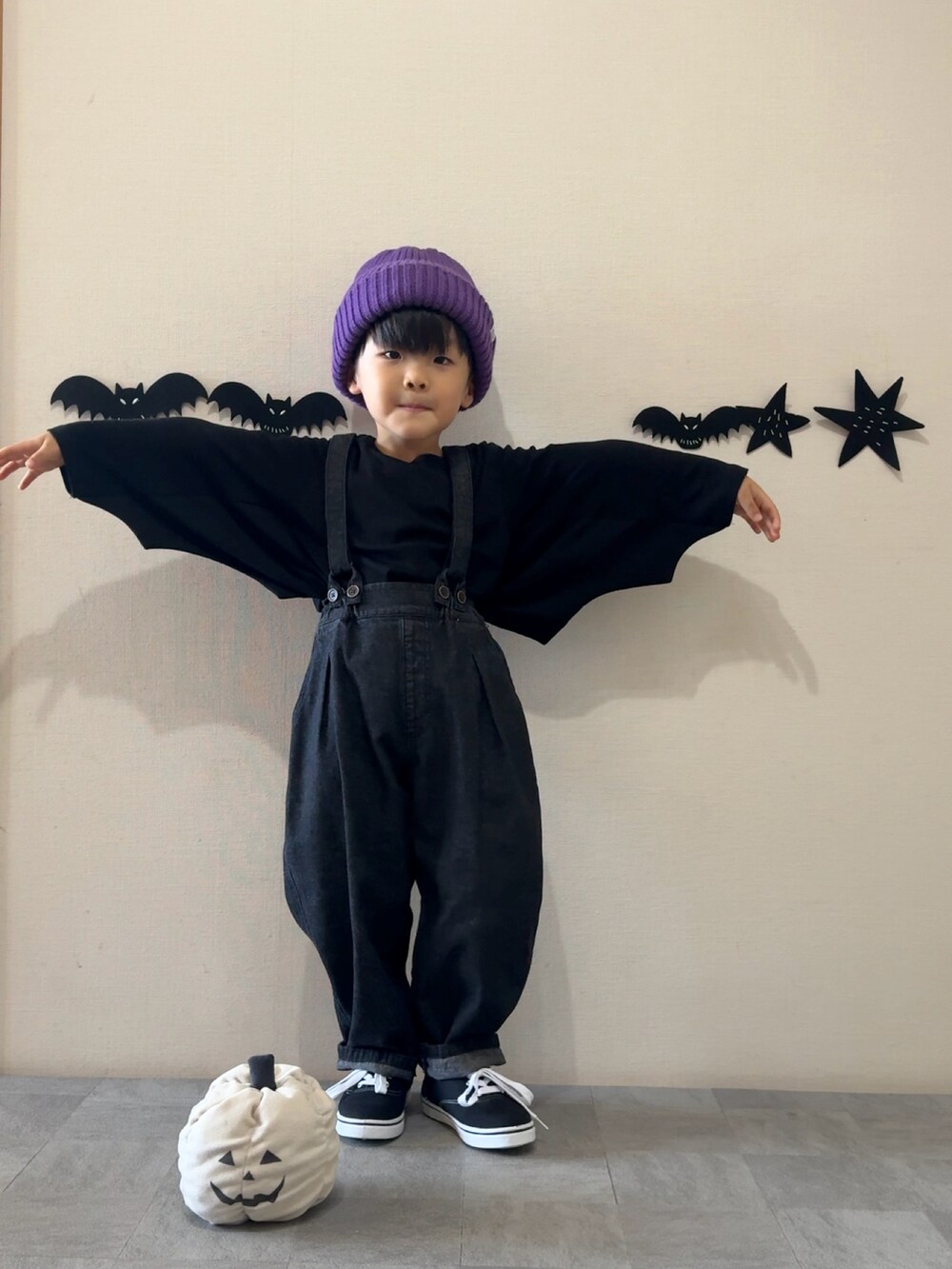 ブラック系のスニーカー、ブラック系のTシャツ/カットソー、ブラック系のサロペット/オーバーオールを着用したキッズの秋コーディネートの4枚目の写真