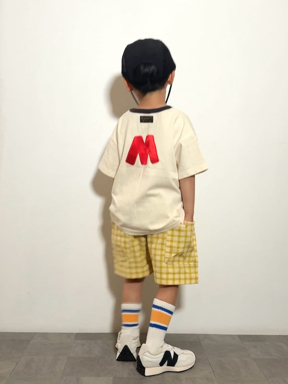 イエロー系のその他パンツ、ホワイト系のスニーカー、ホワイト系のTシャツ/カットソーを着用したキッズの夏コーディネートの3枚目の写真