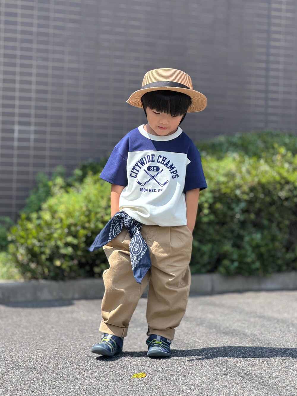 「アウトドアスタイル、Tシャツ、プチプラ、ワイドパンツ、サンダル、フェスコーデ、お出かけコーデ、休日スタイル、夏コーデ、バンダナ、きれいめカジュアル、麦わら帽子、夏ルックで気分アップ、ロゴT、カラーコーデ」｜「IFMEのKIDS｜IFME 両ベルトウォーターシューズ（サンダル、ブルー系）」を使った、YU⭐︎さん（キッズ・100cm）の夏コーディネートの2枚目の写真