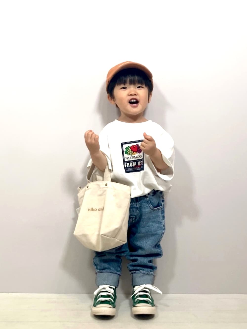 ホワイト系のTシャツ/カットソー、ブルー系のデニムパンツ、ホワイト系のショルダーバッグを着用したキッズの春コーディネートの3枚目の写真