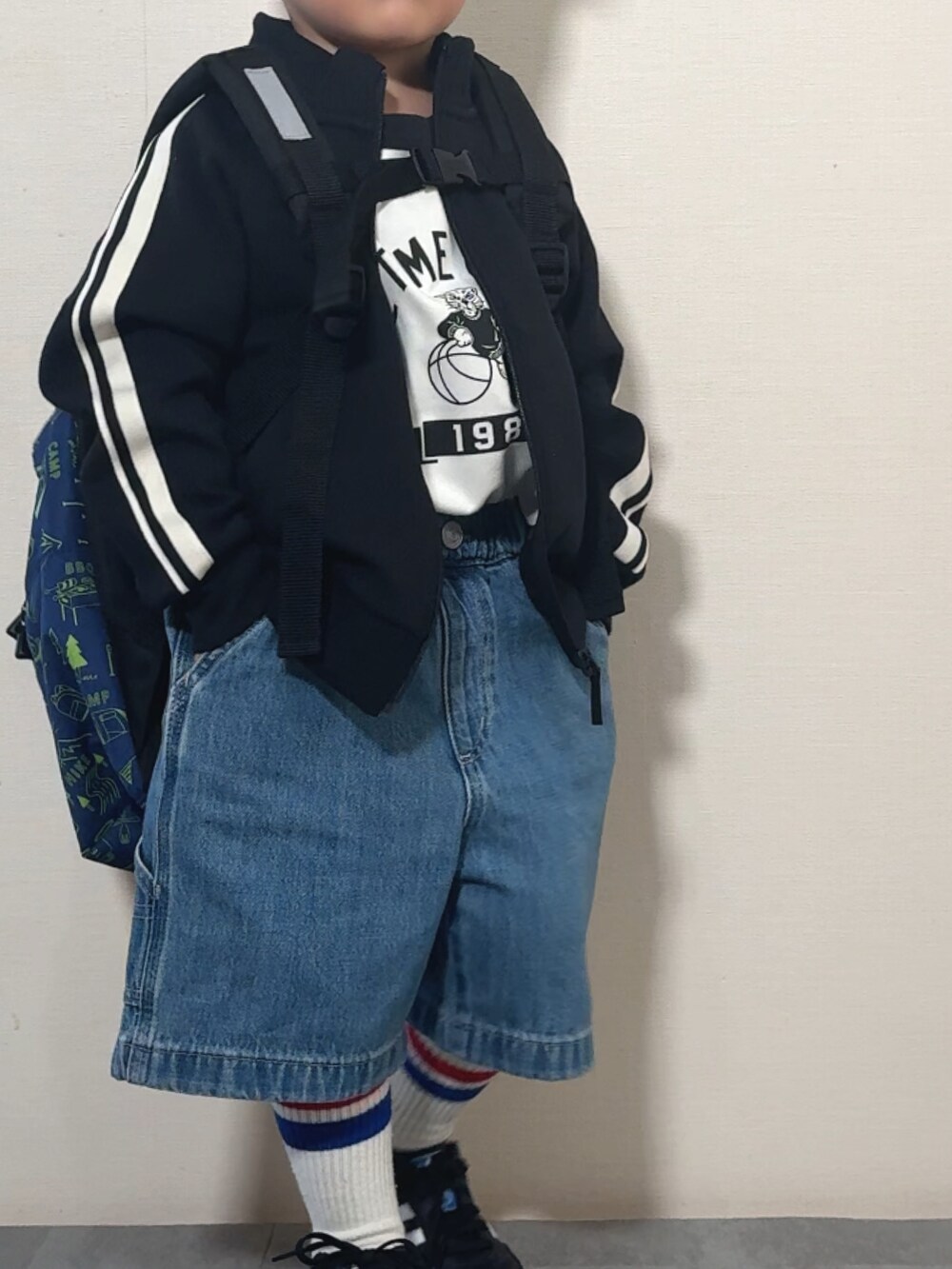 「春めき満開コーデ、ジャケット、スポーツミックス、春コーデ、トラックジャケット、デニム、ハーフパンツ、スニーカー、キャップ、カジュアルコーデ、春色、プチプラ、春アウター、休日スタイル、アウトドアスタイル」｜「UNIQLOのアイテム（ジャケット/アウター、ブラック系）」を使った、YU⭐︎さん（キッズ・100cm）の春コーディネートの4枚目の写真