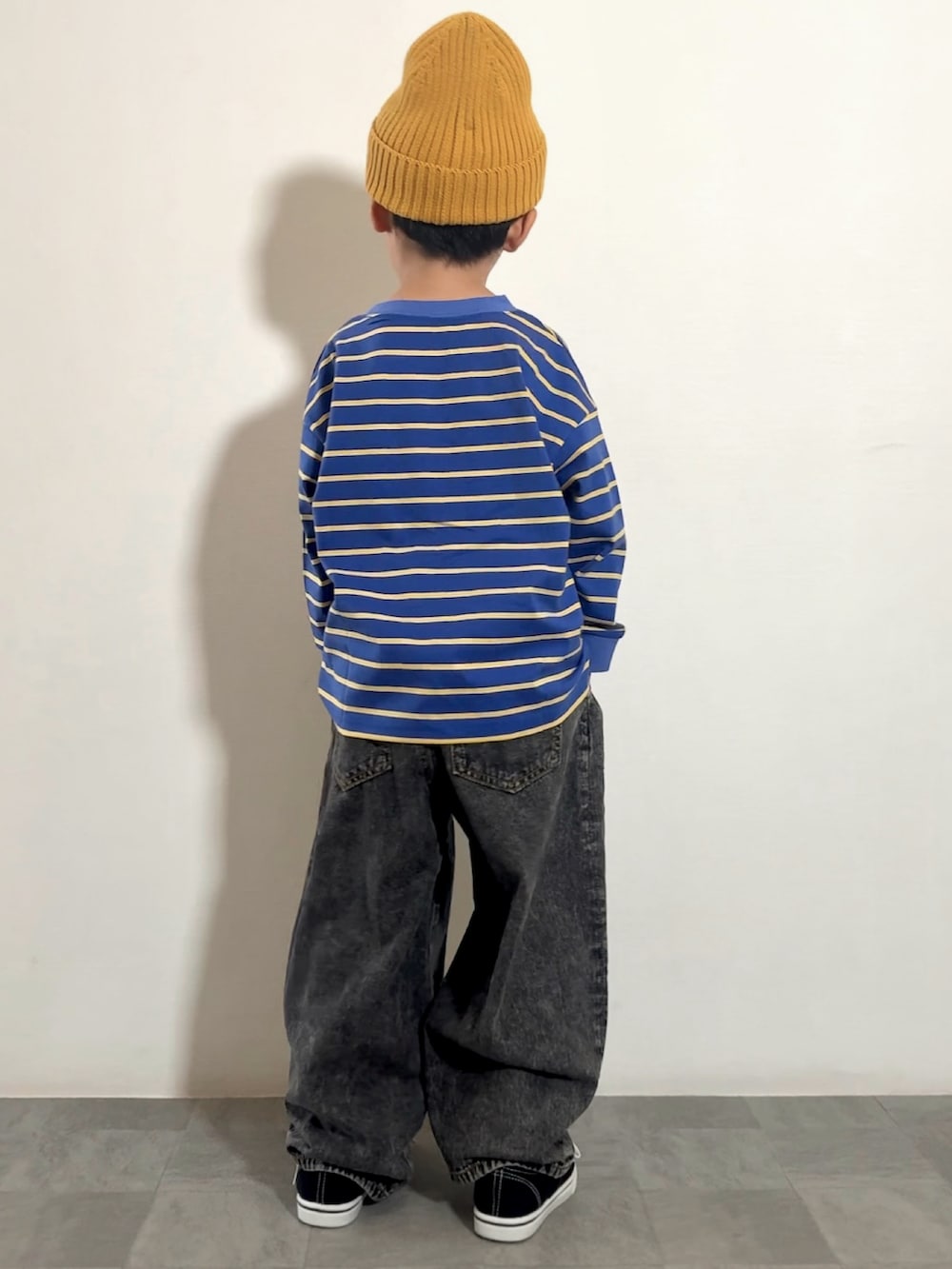 ブルー系のTシャツ/カットソー、ブラック系のスニーカー、ブラック系のその他パンツを着用したキッズの秋コーディネートの5枚目の写真