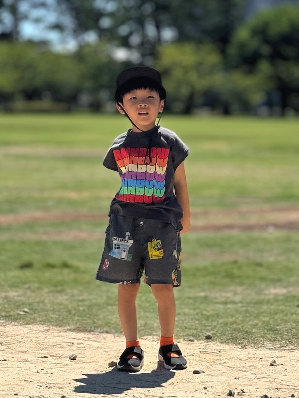 グレー系のTシャツ/カットソー、グレー系のその他パンツ、ブラック系のサンダルを着用したキッズの夏コーディネートの2枚目の写真