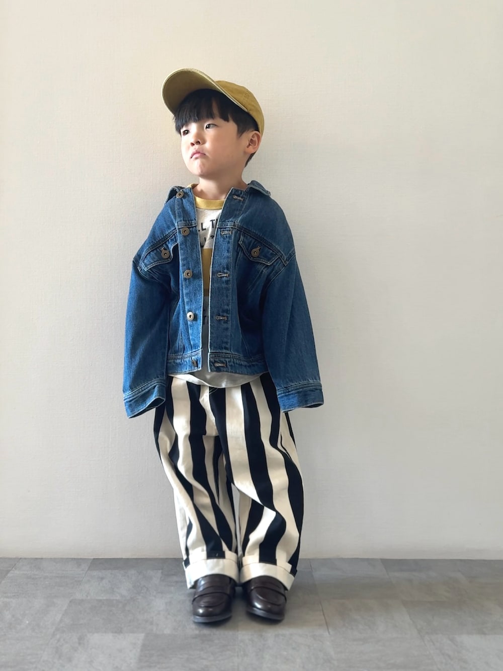 その他のその他パンツ、ブラウン系のローファー、イエロー系のTシャツ/カットソーを着用したキッズの冬コーディネートの2枚目の写真