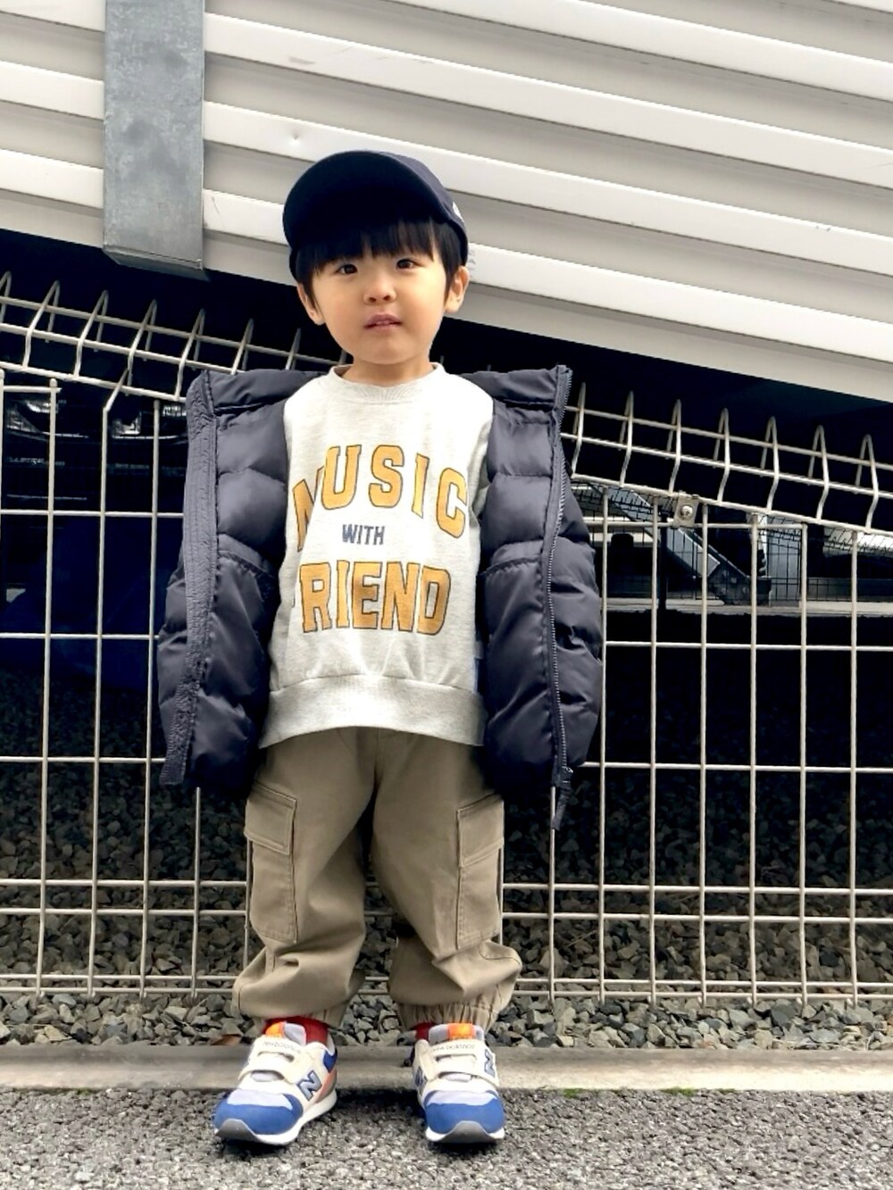「冬アウター、ダウンジャケット、キャップ、スウェット、カーゴパンツ、スニーカー、お出かけコーデ、休日スタイル、デートコーデ、シンプルコーデ、カジュアルコーデ、スポーツミックス、ロゴスウェット、カラーパンツ、ストリート」｜「UNIQLOのアイテム（ダウンジャケット/コート、ブラック系）」を使った、YU⭐︎さん（キッズ・90cm）の冬コーディネートの2枚目の写真