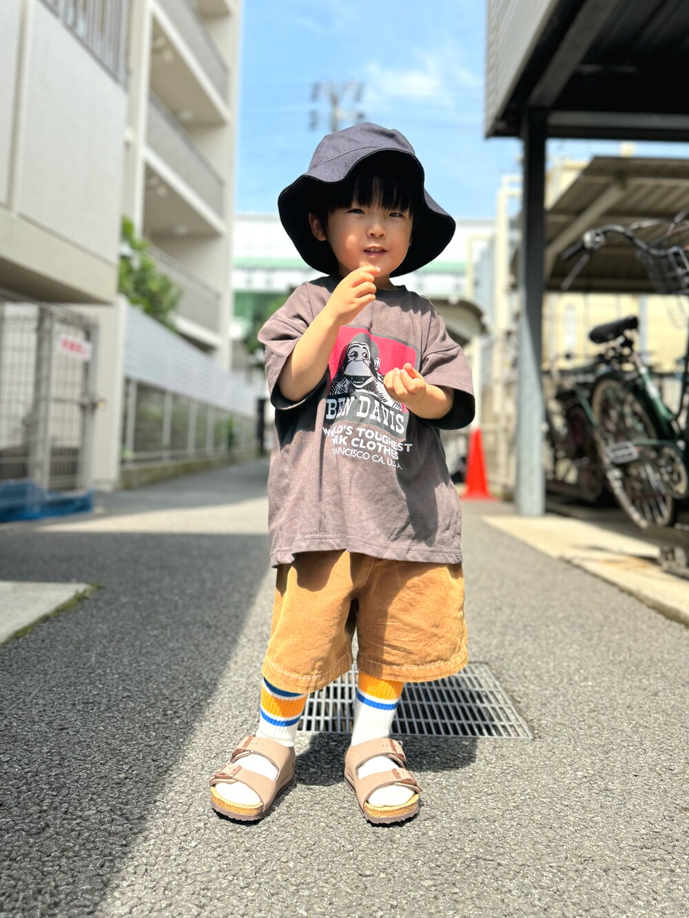 グレー系のTシャツ/カットソー、ブラウン系のその他パンツ、ブラウン系のサンダルを着用したキッズの夏コーディネートの3枚目の写真