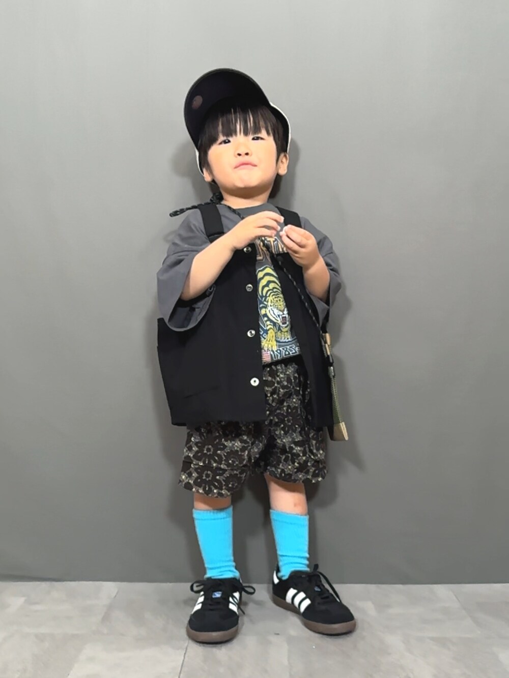 ブラック系のベスト、グレー系のTシャツ/カットソー、ブラック系のその他パンツを着用したキッズの夏コーディネートの2枚目の写真