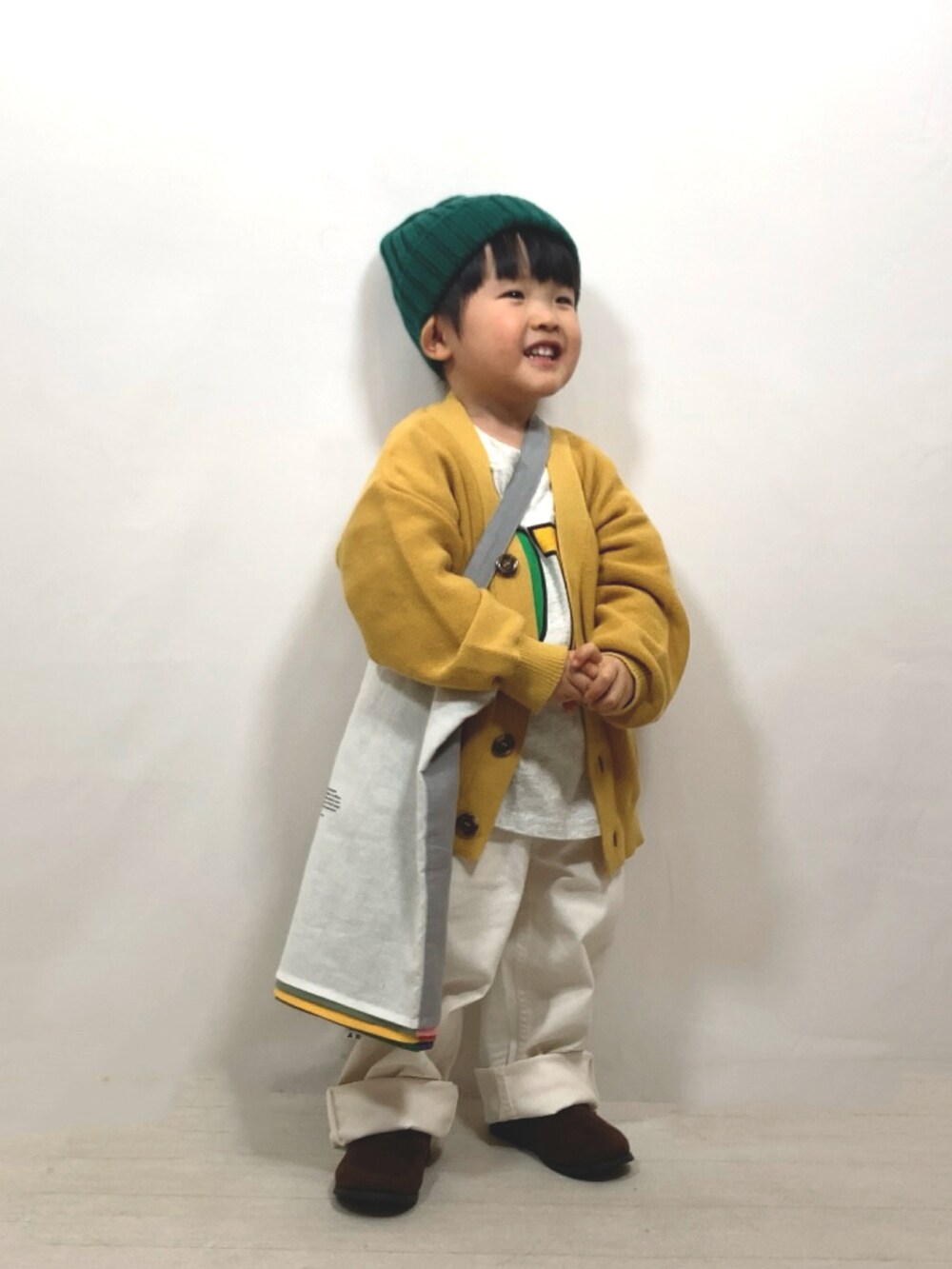 「マイベストコーデ2023、トートバッグ、ニット、カーディガン、UNIQLO、ニット帽、ブーツ、レイヤードスタイル、お出かけコーデ、休日スタイル、カジュアルコーデ、冬コーデ」｜「F.O.KIDSの【マシンウォッシャブル】カラバリカーディガン（カーディガン/ボレロ、イエロー系）」を使った、YU⭐︎さん（キッズ・90cm）の冬コーディネートの5枚目の写真