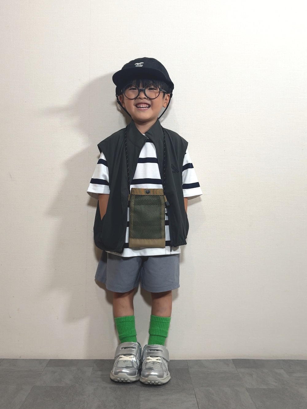 「レイヤードスタイル、スポーツミックス、プチプラ、Tシャツ、ハーフパンツ、ベスト、めがね、スニーカー、キャップ、ショルダーバッグ、ストリート、きれいめカジュアル、夏コーデ、アウトドアスタイル、フェススタイル」｜「green label relaxingのジップベスト / キッズ  110cm-130cm - UVカット -（ベスト、グレー系）」を使った、YU⭐︎さん（キッズ・100cm）の夏コーディネートの2枚目の写真