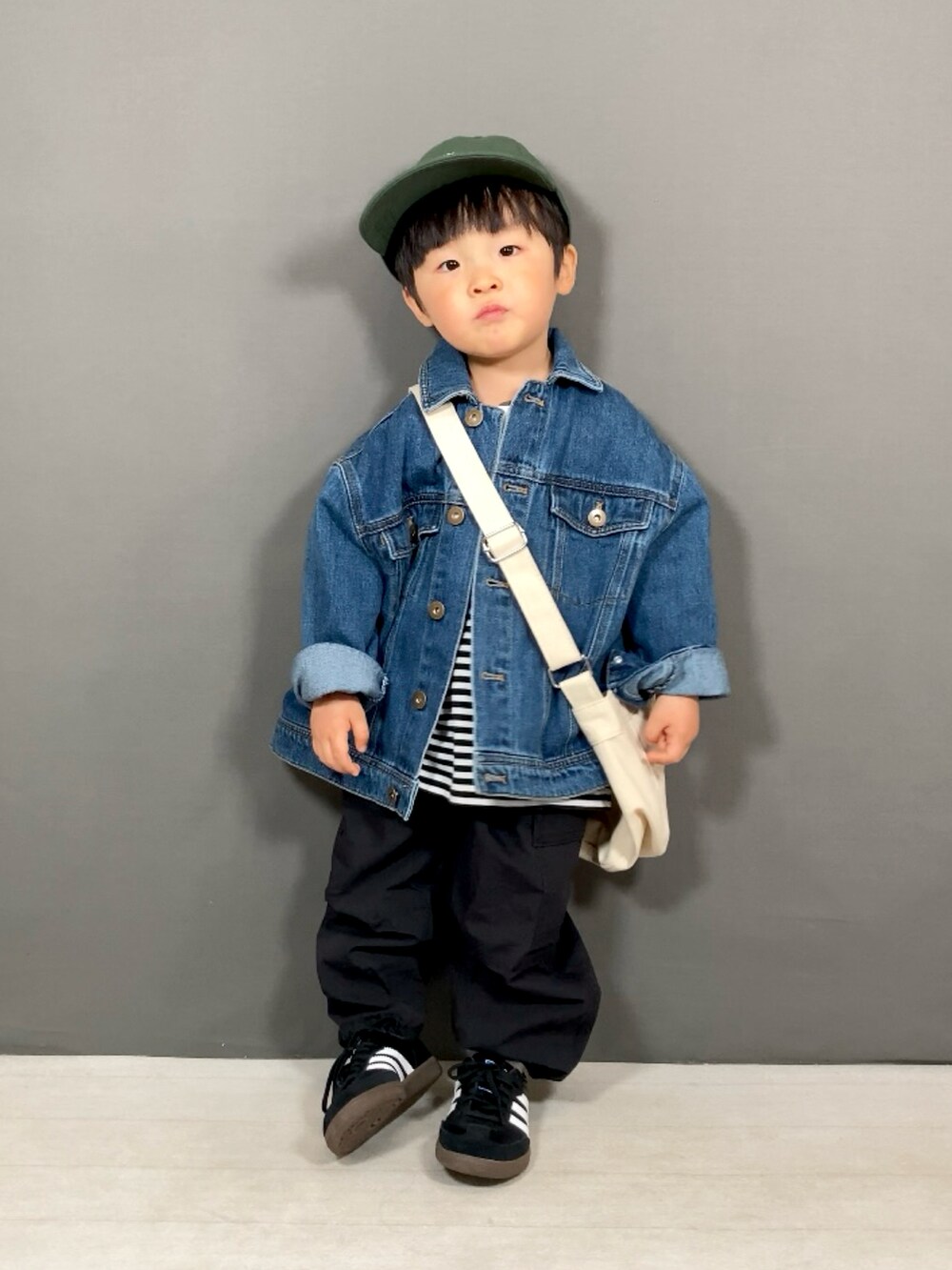 「デニム、春アウター、ジャケットスタイル、スニーカー、ショルダーバッグ、カジュアルコーデ、休日スタイル、シンプルコーデ、ボーダー、レイヤードスタイル、スポーツミックス、春コーデ、カーゴパンツ」｜「CIAOPANIC TYPYの【KIDS】甘織デニムGジャン（デニムジャケット、ブルー系）」を使った、YU⭐︎さん（キッズ・90cm）の春コーディネートの4枚目の写真