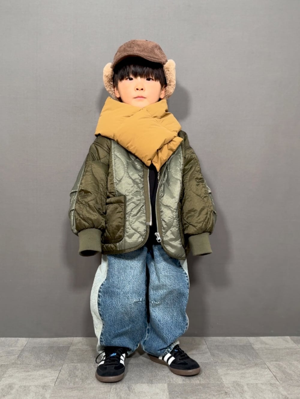 「真冬のあったかスタイル、マフラーぐるぐる、キルティング、スウェット、デニム、フライトキャップ、冬コーデ、冬アウター、スニーカー、お出かけコーデ、休日スタイル、ファー、ストリート、コクーンパンツ、デートコーデ」|「LOWRYS FARMのキルティングブルゾン 116763(ダウンジャケット/コート、グリーン系)」を使った、YU⭐︎さん(キッズ・90cm)の冬コーディネートの2枚目の写真