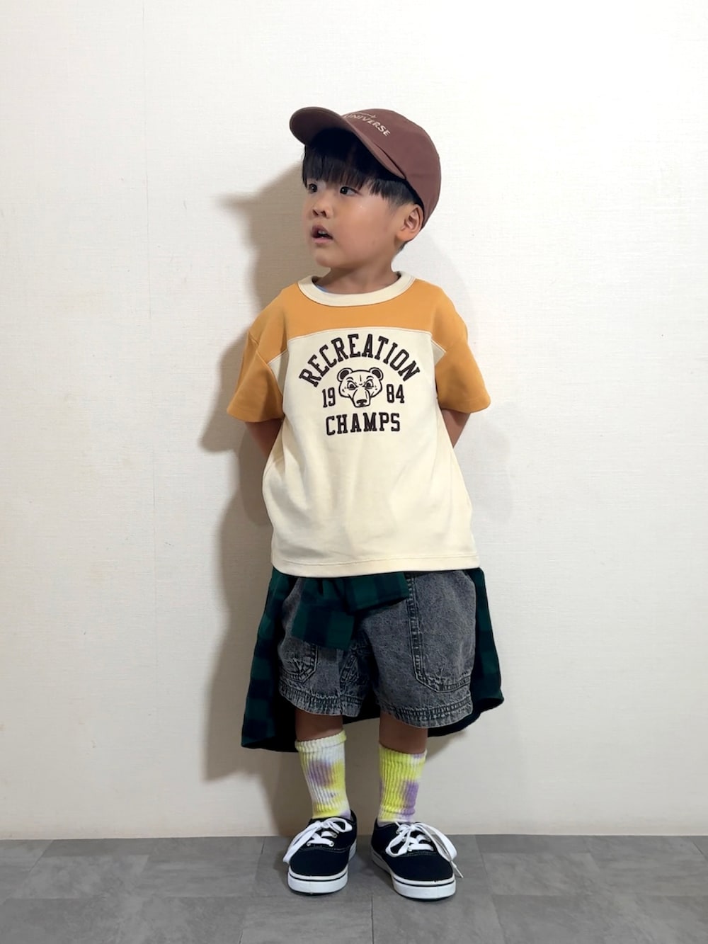 ブラック系のデニムパンツ、ブラック系のスニーカー、イエロー系のTシャツ/カットソーを着用したキッズの夏コーディネートの3枚目の写真