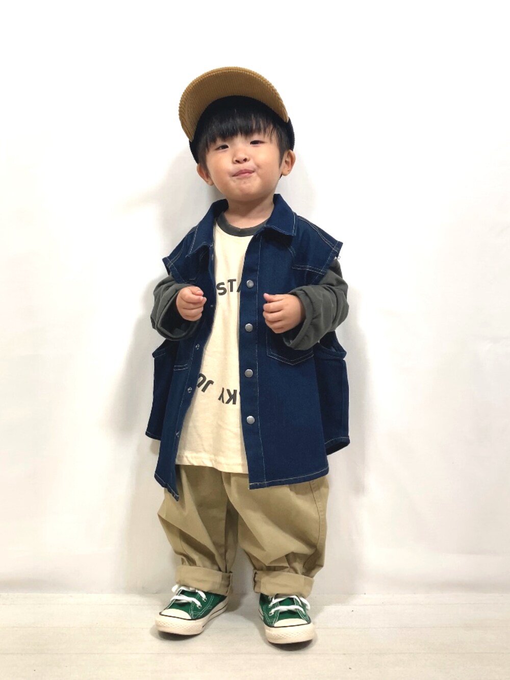 ブルー系のベスト、ベージュ系のTシャツ/カットソー、ベージュ系のその他パンツを着用したキッズの秋コーディネートの2枚目の写真