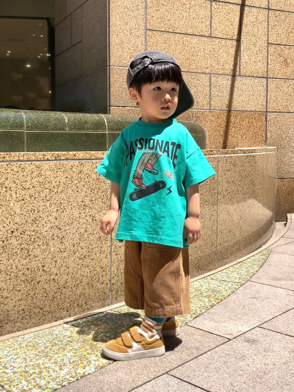 グリーン系のTシャツ/カットソー、ブラウン系のその他パンツ、イエロー系のスニーカーを着用したキッズの夏コーディネートの4枚目の写真