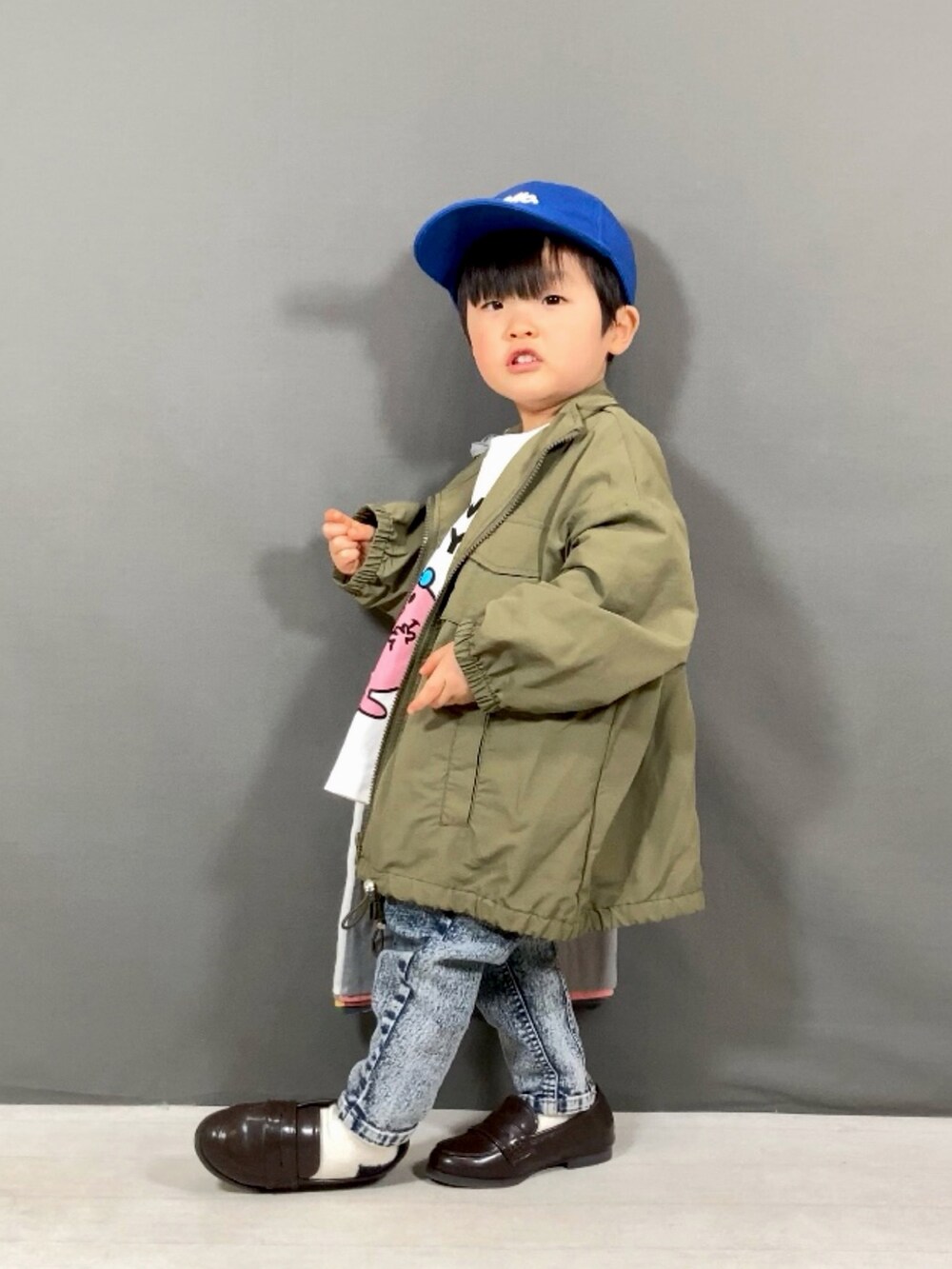 グリーン系のジャケット/アウター、ピンク系のTシャツ/カットソー、その他のデニムパンツを着用したキッズの春コーディネートの3枚目の写真