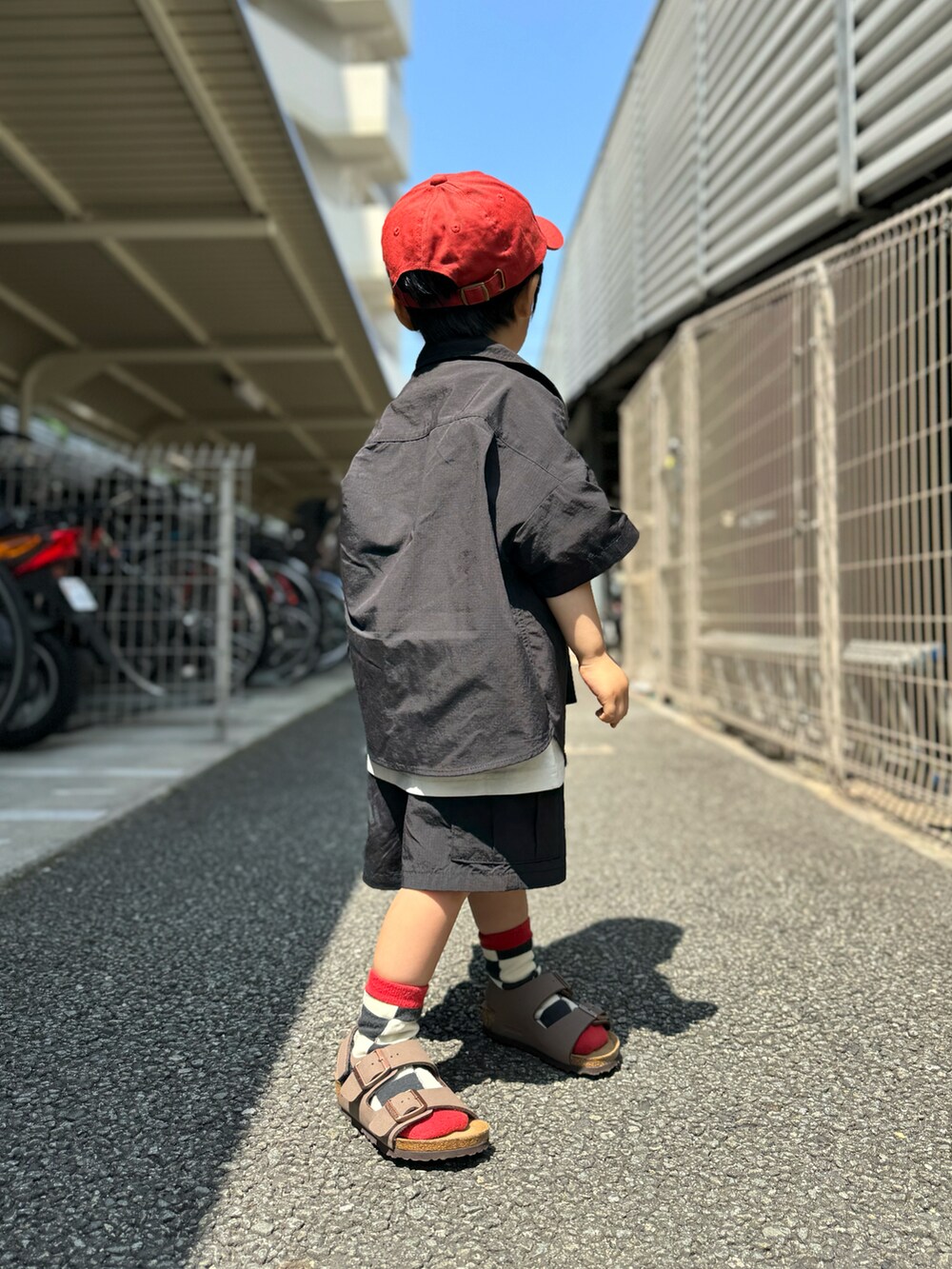 ブラック系のシャツ/ブラウス、ホワイト系のTシャツ/カットソー、ブラック系のパンツを着用したキッズの春コーディネートの5枚目の写真