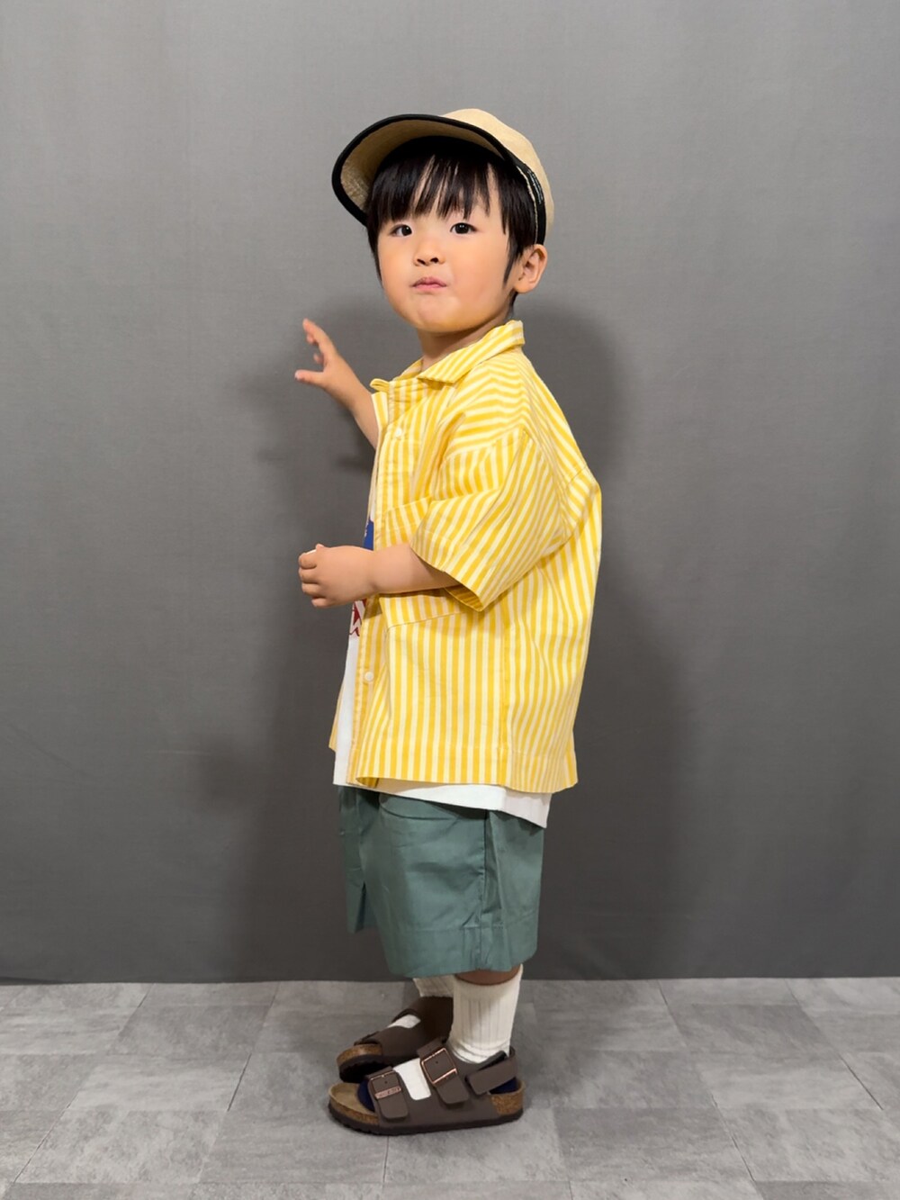 イエロー系のシャツ/ブラウス、ホワイト系のTシャツ/カットソー、グリーン系のその他パンツを着用したキッズの春コーディネートの4枚目の写真