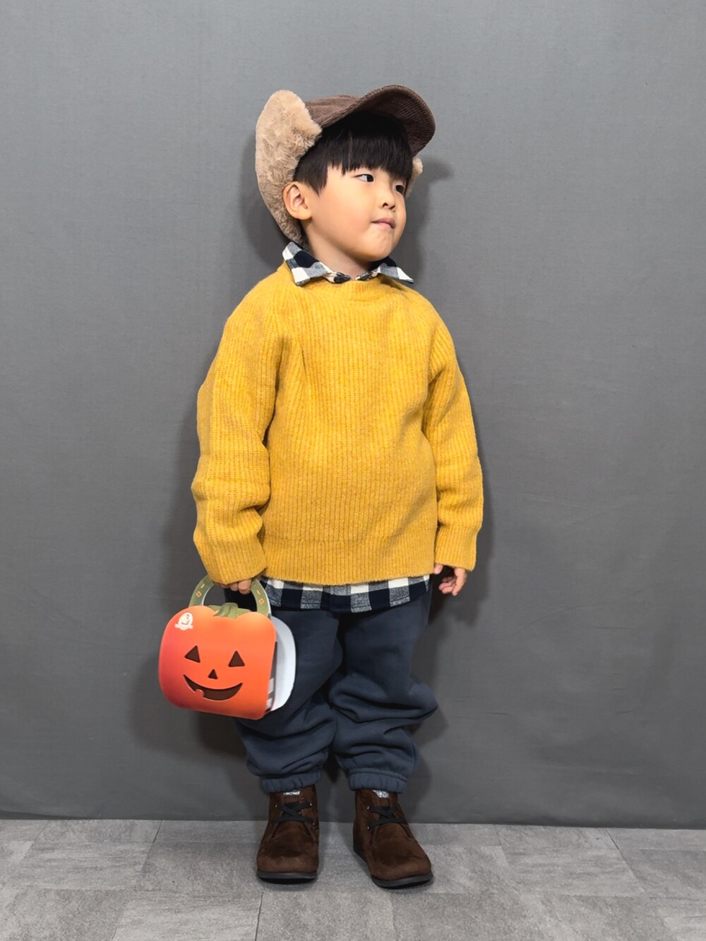 「スポーツミックス、秋コーデ、ハロウィン、ニツト、チェック、チェックシャツ、ブーツ、スウェットパンツ、スウェット、シャツスタイル、レイヤードスタイル、お出かけコーデ、プチプラ、パステルカラー、コーデュロイ」｜「UNIQLOのアイテム（ニット/セーター、イエロー系）」を使った、YU⭐︎さん（キッズ・90cm）の秋コーディネートの5枚目の写真