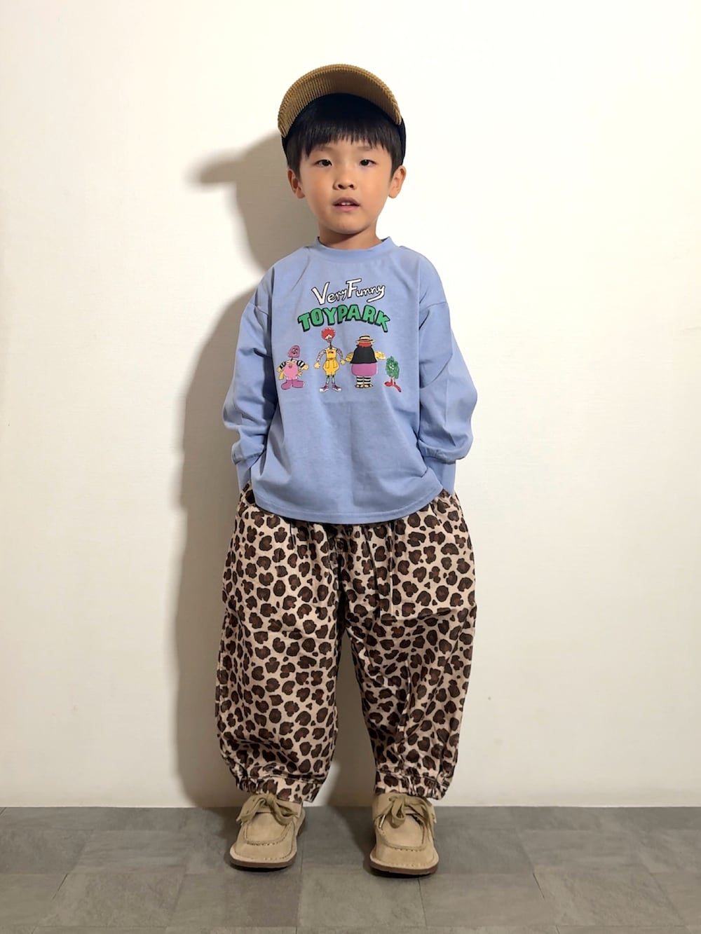 パープル系のTシャツ/カットソー、ベージュ系のモカシン/デッキシューズ、ベージュ系のその他パンツを着用したキッズの夏コーディネートの2枚目の写真