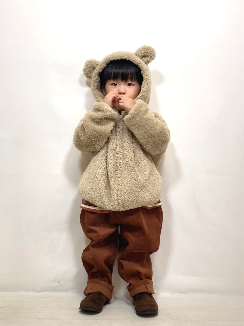 「レイヤードスタイル、パーカー、ブラウン、ブーツ、コーデュロイ、プチプラ、ビッグシルエット、ハロウィン、お出かけコーデ、休日スタイル、ロンT、秋コーデ、韓国子供服、カジュアルコーデ」｜「pairmanonの【かぞくおそろい】ボアフリース フード 耳付き くま耳 羊耳 ファスナー パーカー（パーカー、ベージュ系）」を使った、YU⭐︎さん（キッズ・90cm）の秋コーディネートの4枚目の写真