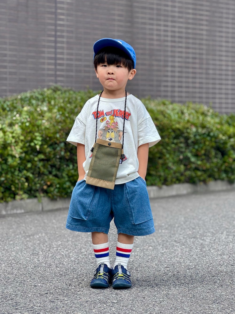 「夏コーデ、サンダル、お出かけコーデ、デニム、ハーフパンツ、プチプラ、ショルダーバッグ、フェススタイル、アウトドアスタイル、休日スタイル、テーマパークコーデ、カラーコーデ、夏ルックで気分アップ、ロゴT、白Tシャツ」｜「IFMEのKIDS｜IFME 両ベルトウォーターシューズ（サンダル、ブルー系）」を使った、YU⭐︎さん（キッズ・100cm）の夏コーディネートの4枚目の写真