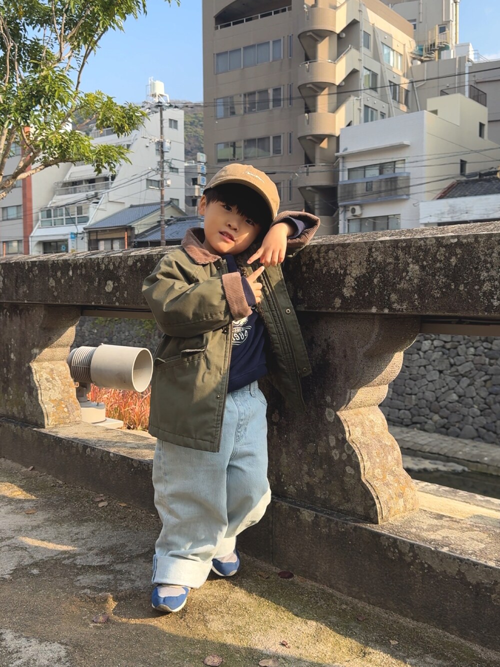 「冬アウター、冬コーデ、マフラーぐるぐる、デニム、スウェット、チェック、赤、スニーカー、休日スタイル、レイヤードスタイル、お出かけコーデ、マイベストコーデ2024、ワイドパンツ、ストリート、プチプラ」｜「ZARA KIDSのアイテム（ジャケット/アウター、グリーン系）」を使った、YU⭐︎さん（キッズ・90cm）の冬コーディネートの4枚目の写真