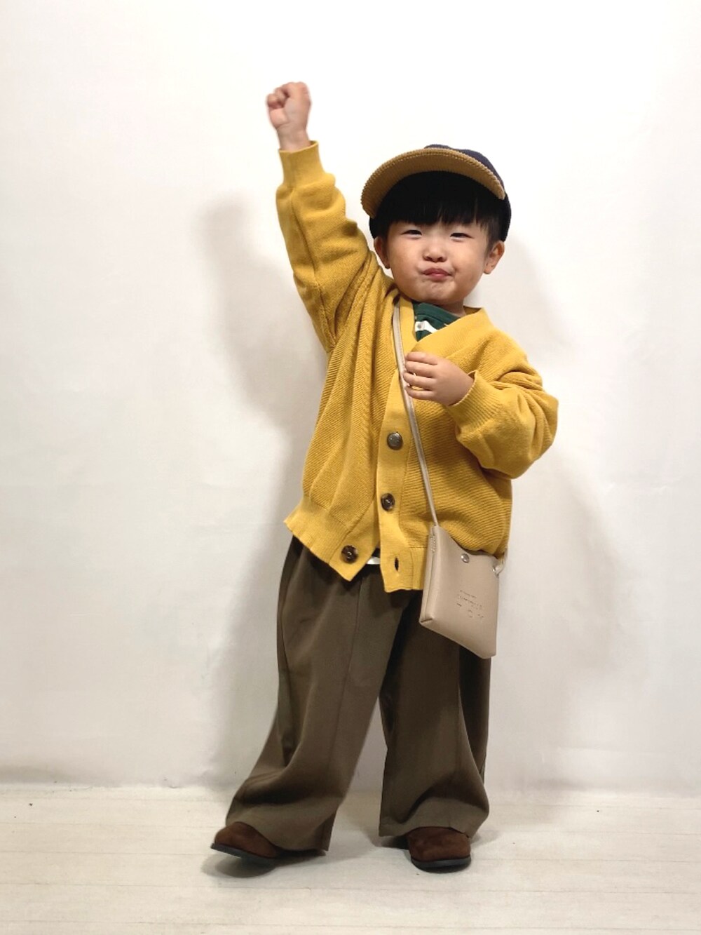 「カーディガン、キャップ、秋コーデ、コーデュロイ、ブラウン、お出かけコーデ、休日スタイル、ブーツ、ショルダーバッグ、ニット、レイヤードスタイル、ビッグシルエット、カジュアルコーデ、ハロウィン、重ね着ベストシーズン」｜「F.O.KIDSの【マシンウォッシャブル】カラバリカーディガン（カーディガン/ボレロ、イエロー系）」を使った、YU⭐︎さん（キッズ・90cm）の秋コーディネートの3枚目の写真