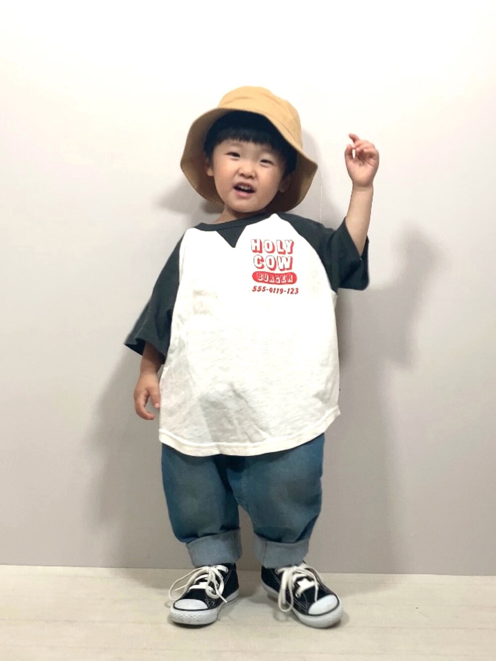 ブラック系のTシャツ/カットソー、ブルー系のデニムパンツ、ブラック系のスニーカーを着用したキッズの夏コーディネートの4枚目の写真