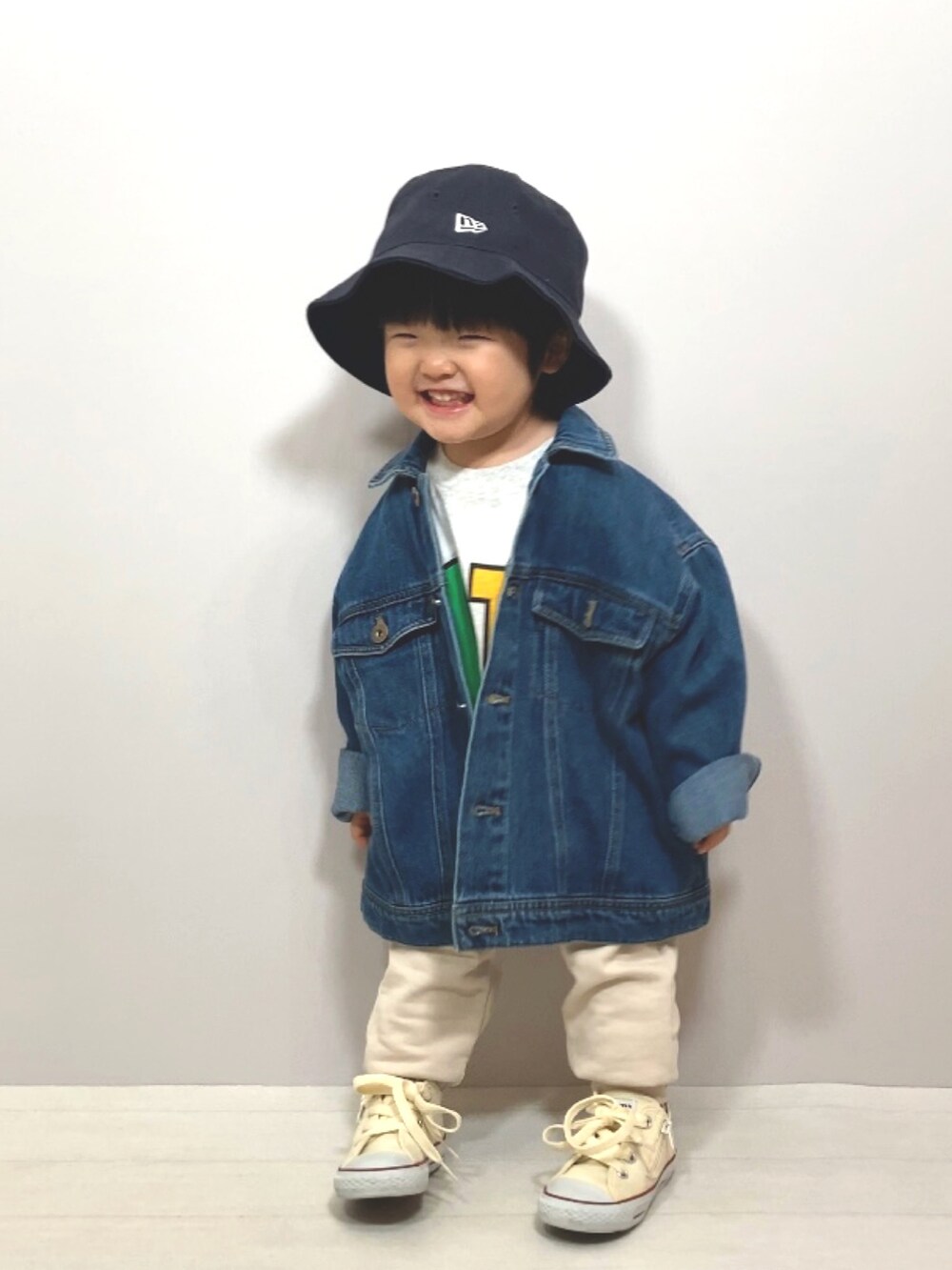 「ほめられ本命コーデ、春コーデ、スウェットパンツ、バケットハット、コンバース、シンプルコーデ、カジュアルコーデ、ビッグシルエット、ビビッドカラー、春色、ストリート、デニムジャケット、スウェット、春アウター、ジャケット」｜「CIAOPANIC TYPYの【KIDS】甘織デニムGジャン（デニムジャケット、ブルー系）」を使った、YU⭐︎さん（キッズ・80cm）の冬コーディネートの2枚目の写真