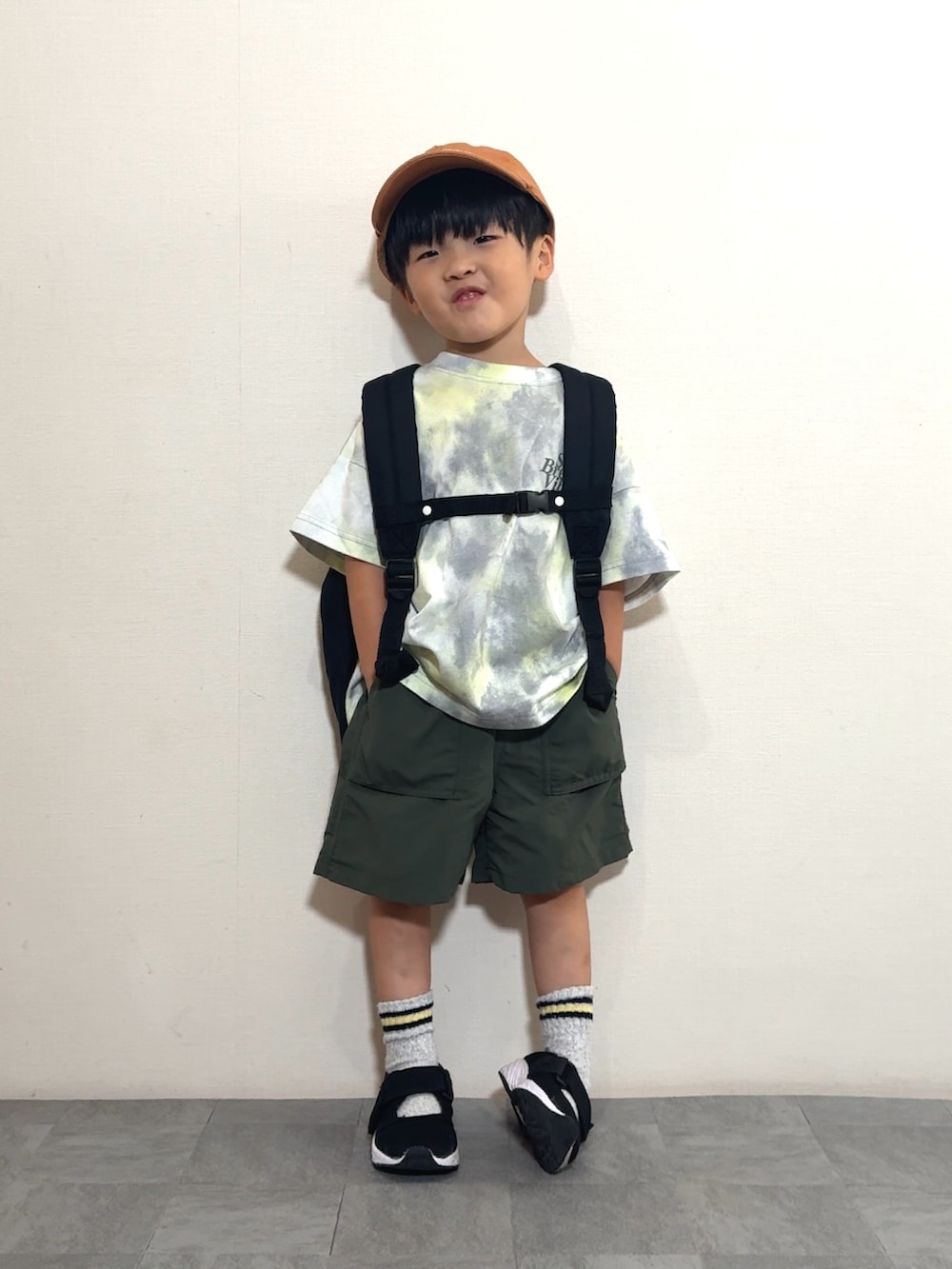 ブラック系のサンダル、ブラック系のバックパック/リュック、グレー系のTシャツ/カットソーを着用したキッズの夏コーディネートの2枚目の写真