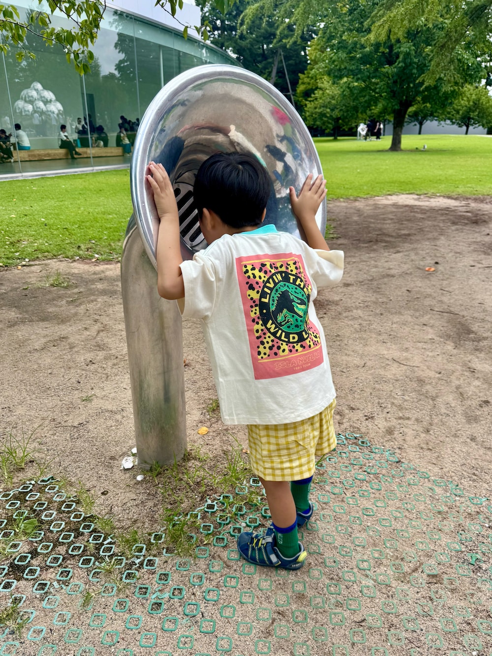 ホワイト系のTシャツ/カットソー、イエロー系のその他パンツ、ブルー系のサンダルを着用したキッズの夏コーディネートの4枚目の写真