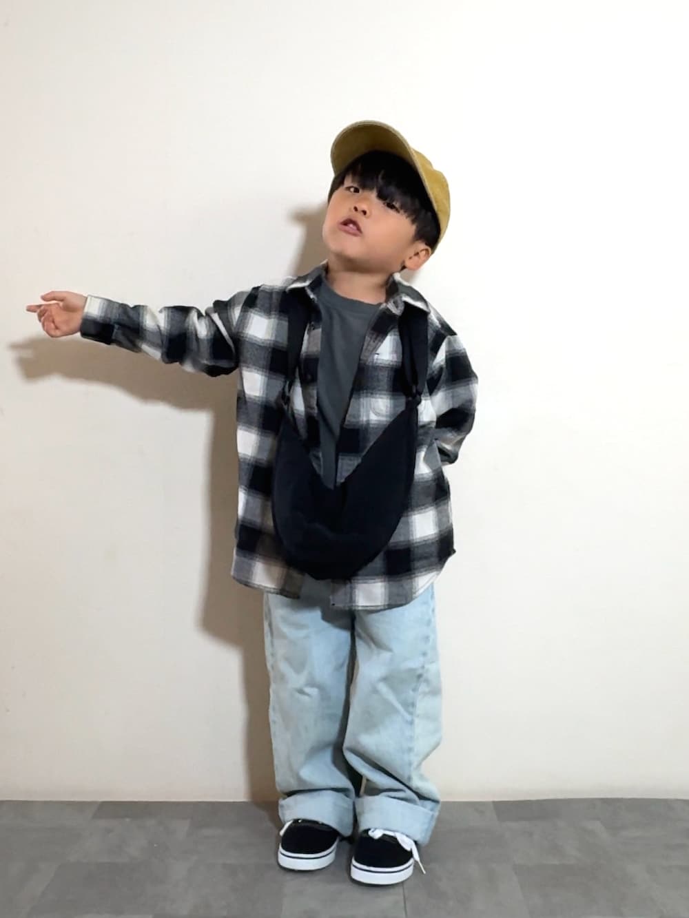 ブラック系のスニーカー、ブラック系のスウェット、ブラック系のシャツ/ブラウスを着用したキッズの秋コーディネートの2枚目の写真