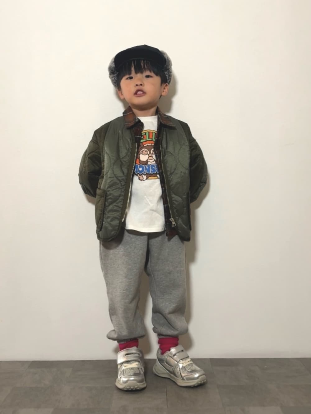 グレー系のスウェットパンツ、シルバー系のスニーカー、ホワイト系のTシャツ/カットソーを着用したキッズの冬コーディネートの2枚目の写真